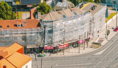 Fasadinių ir modulinių pastolių sprendimas daugiabučiui