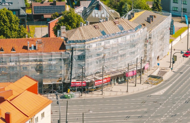 Fasadinių ir modulinių pastolių sprendimas daugiabučiui