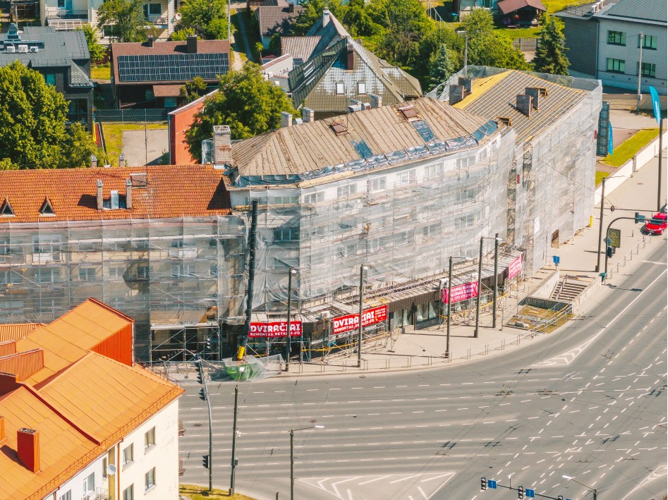 Fasadinių ir modulinių pastolių sprendimas daugiabučiui