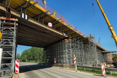 Kompleksiniai pastolių ir klojinių sprendimai geležinkelio tilto statybai 