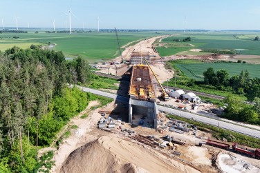 Kompleksiniai pastolių ir klojinių sprendimai geležinkelio tilto statybai 