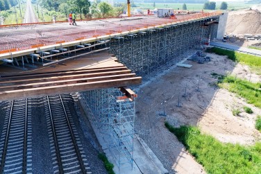 Kompleksiniai pastolių ir klojinių sprendimai geležinkelio tilto statybai 