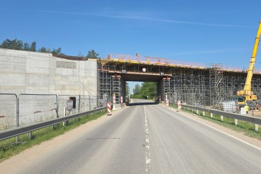 Kompleksiniai pastolių ir klojinių sprendimai geležinkelio tilto statybai 