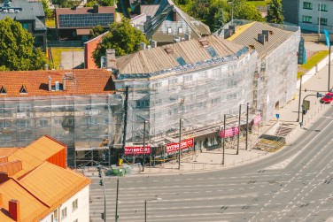 Fasadinių ir modulinių pastolių sprendimas daugiabučiui