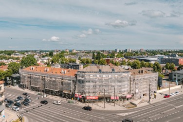 Fasadinių ir modulinių pastolių sprendimas daugiabučiui